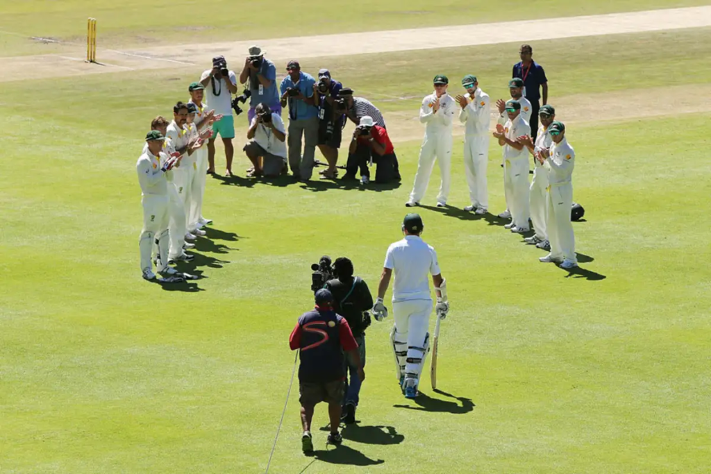 Graeme Smith is given a guard of honour