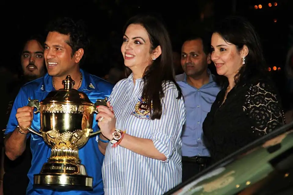 🏏 IPL Winners from 2008 till now – A Season-by-Season Breakdown 14 Sachin Tendulkar poses with the IPL Trophy with Mumbai Indians owner Nita Ambani and his wife Anjali